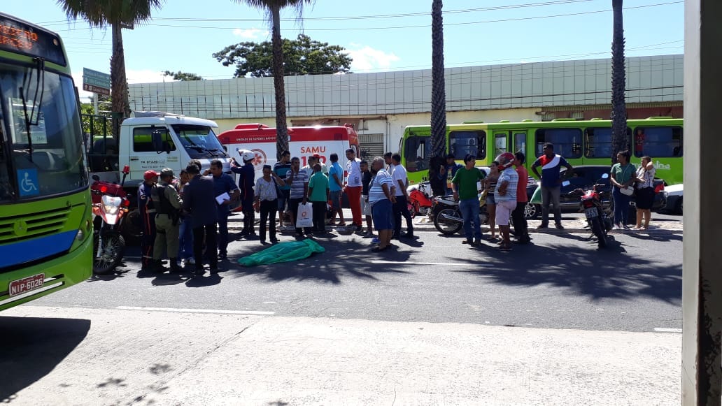 Idosa morre ao ser atropelada por caminhão na Avenida Maranhão