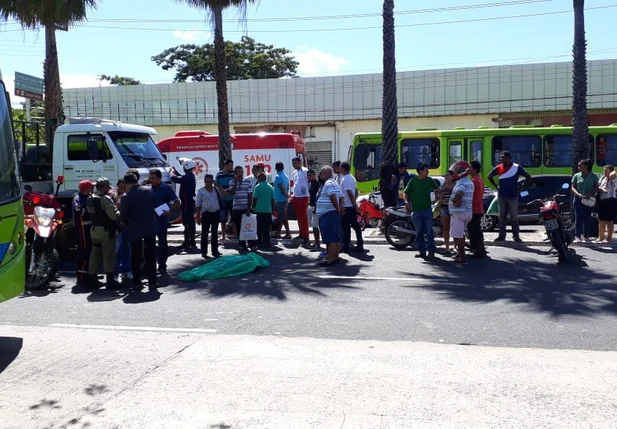 Idosa morre ao ser atropelada por caminhão na Avenida Maranhão