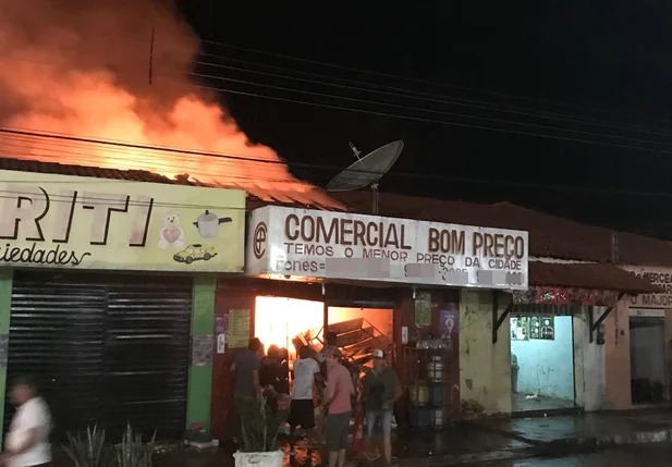 Incêndio atingiu o Comercial Bom Preço