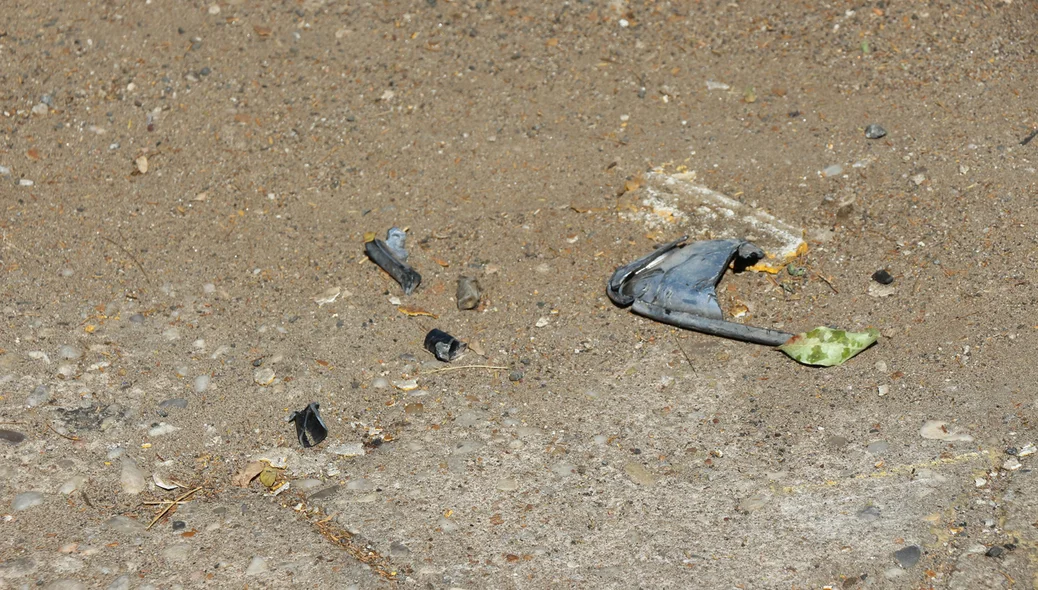 Partes da motocicleta, que ficou destruída foram encontradas nesta manhã