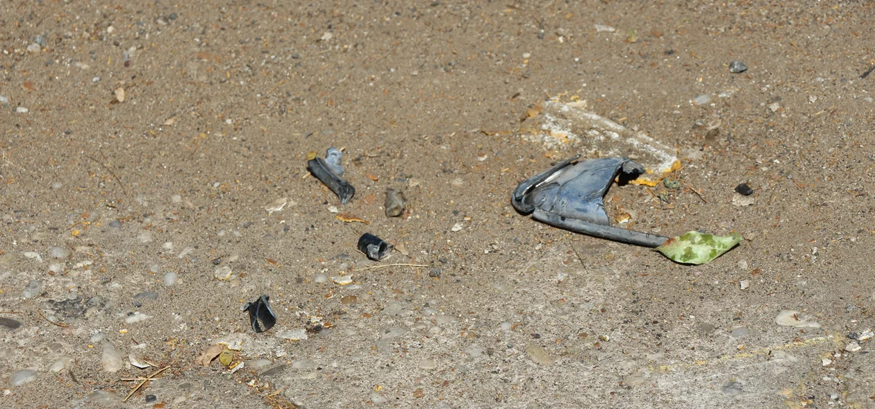 Partes da motocicleta, que ficou destruída foram encontradas nesta manhã