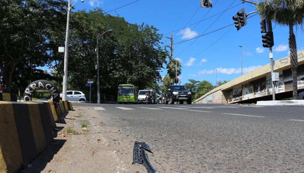 Pedaços do veículo sobre a pista