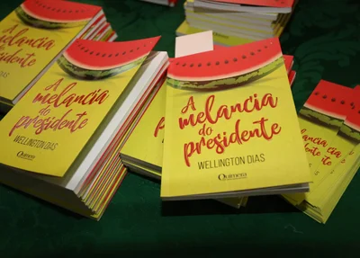 Wellington Dias lança livro A melancia do presidente