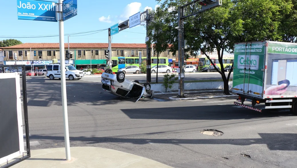 Caminhão bateu no carro que capotou