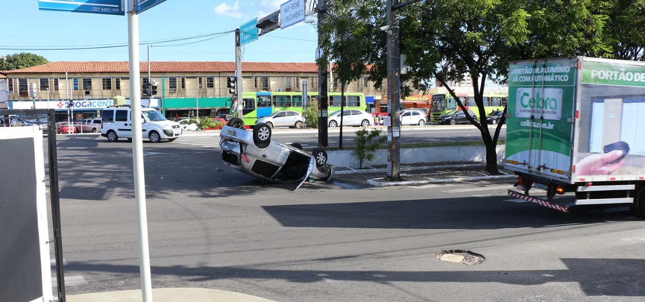 Caminhão bateu no carro que capotou