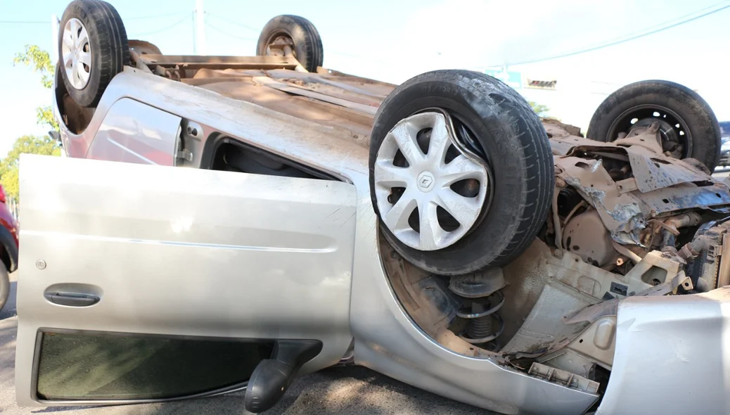 Renault Clio capotou no acidente