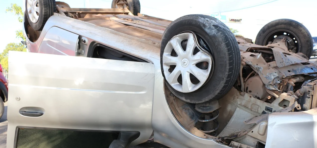 Renault Clio capotou no acidente