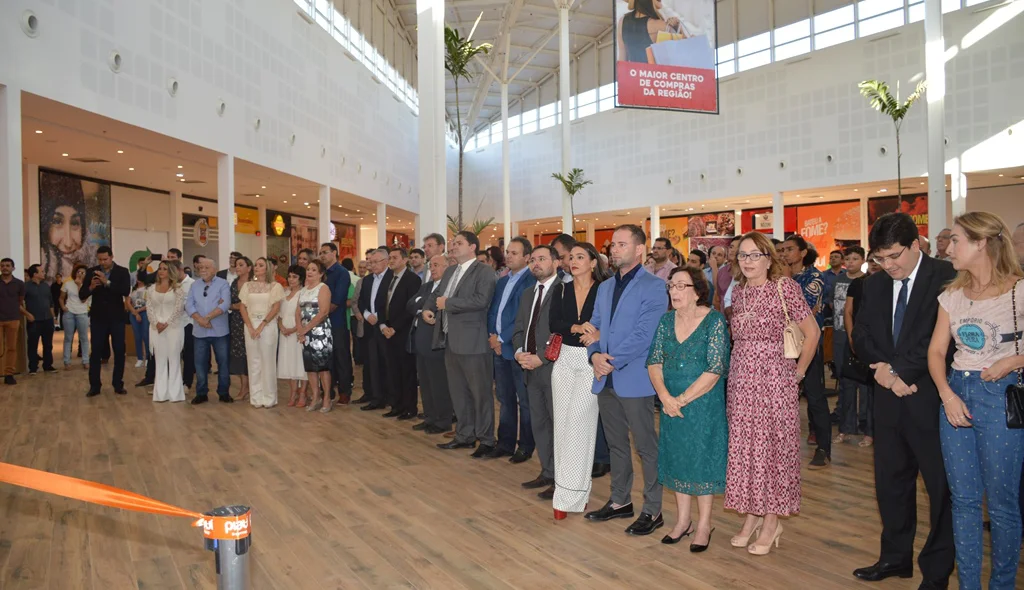 Autoridades acompanham inauguração 
