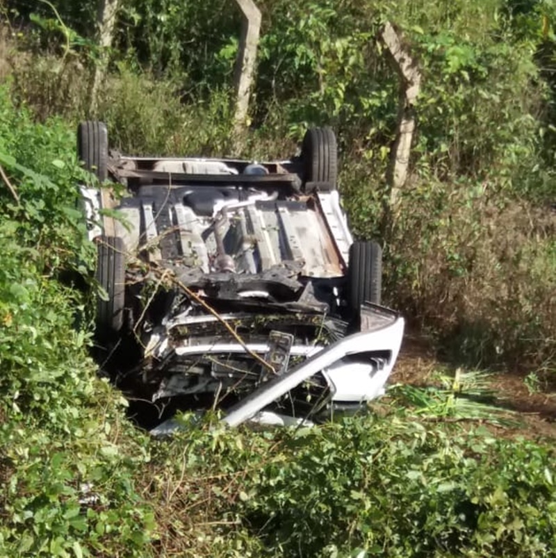 Carro que capotou na PI-112