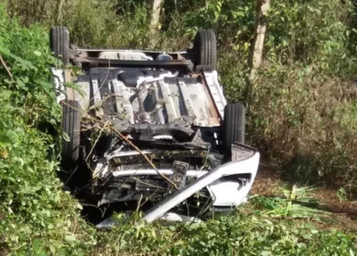 Carro que capotou na PI-112