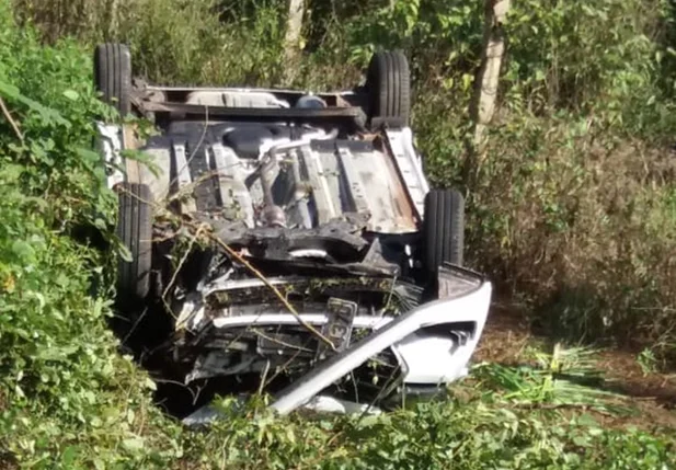 Carro que capotou na PI-112