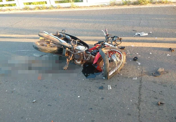 Moto ficou totalmente destruída