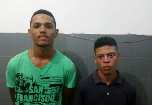 Presos com moto roubada e arma com munições em Timon