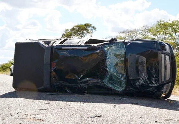 Veículo parou tombado no meio da pista