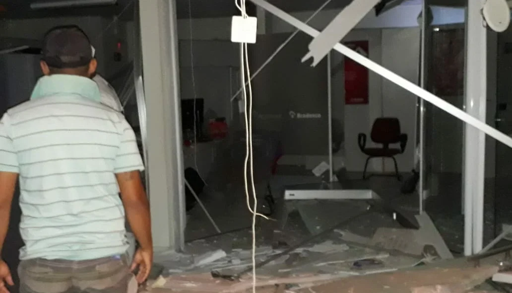 Agência fica completamente destruída após explosão 