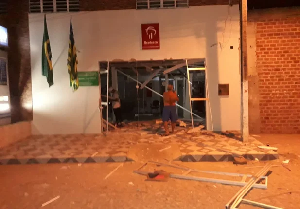 Bandidos explodiram agência do Bradesco de Itaueira 