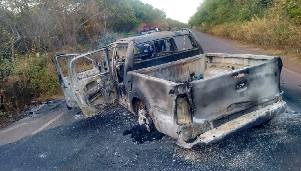 Carro roubado completamente destruído após fogo