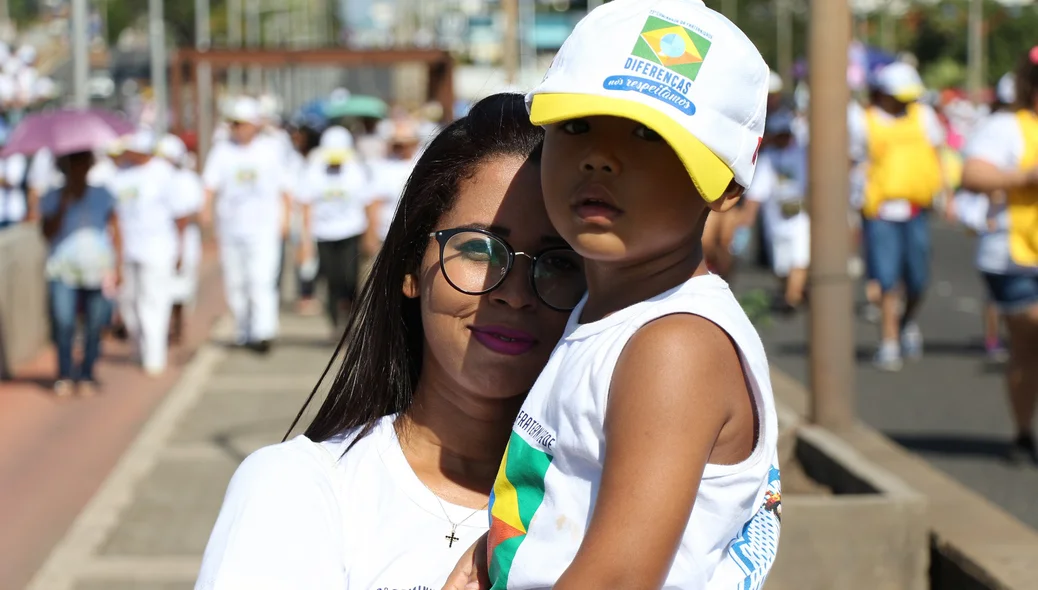Mãe e filho participando da caminhada