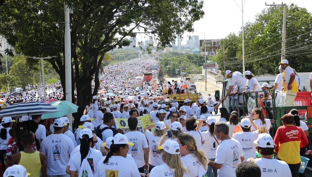 Multidão para a 23ª Caminhada da Fraternidade