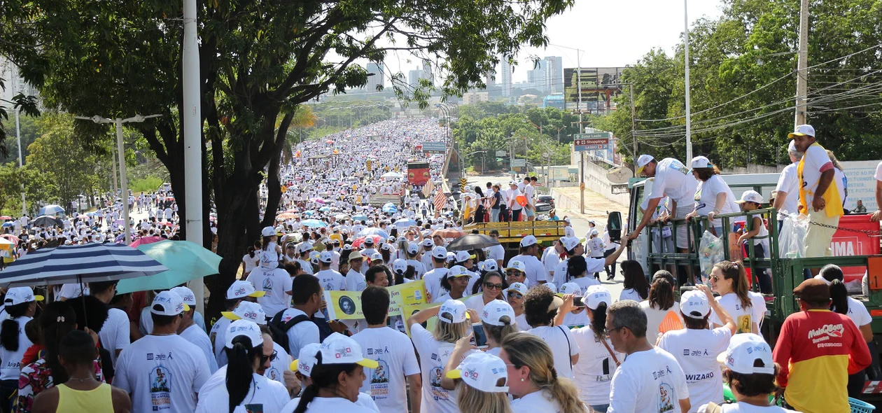 Multidão para a 23ª Caminhada da Fraternidade