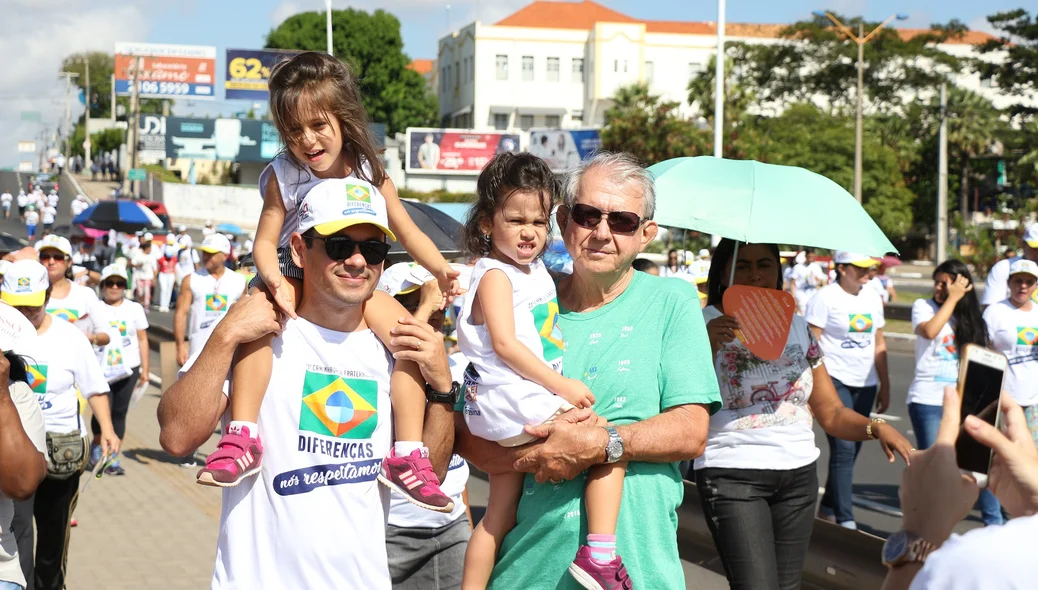 Pessoas na caminhada com crianças