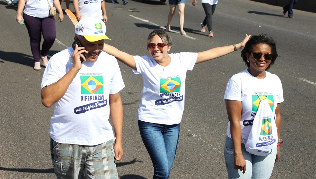 Pessoas na Frei Serafim participando da Caminhada da Fraternidade