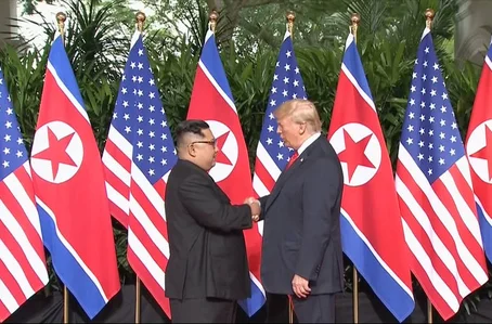 Aperto de mãos entre Trump