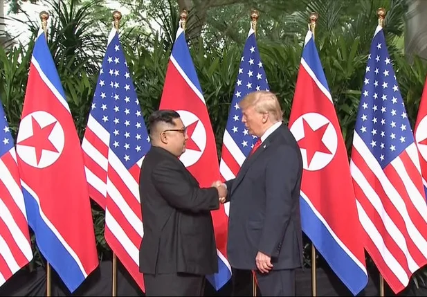 Aperto de mãos entre Trump