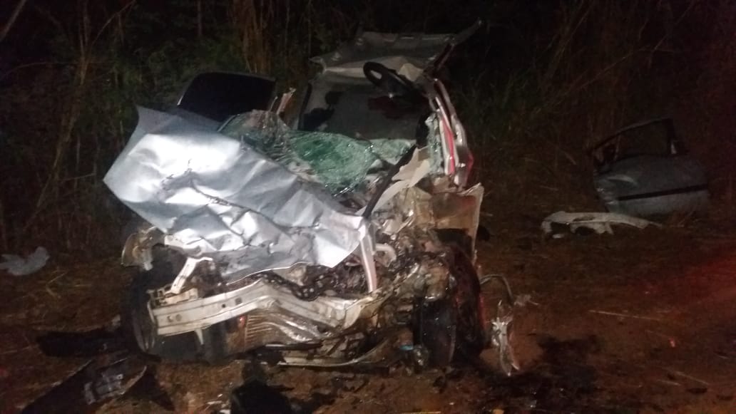 Carro ficou totalmente destruído no acidente