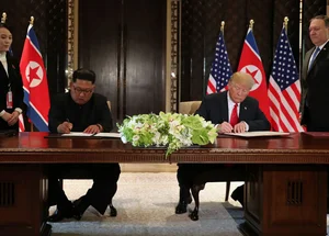 Donald Trump e Kim Jong-un assinam acordo histórico