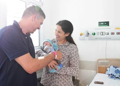 Pais comemoram alta do filho em Santos