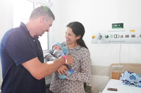 Pais comemoram alta do filho em Santos