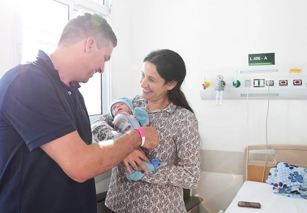 Pais comemoram alta do filho em Santos