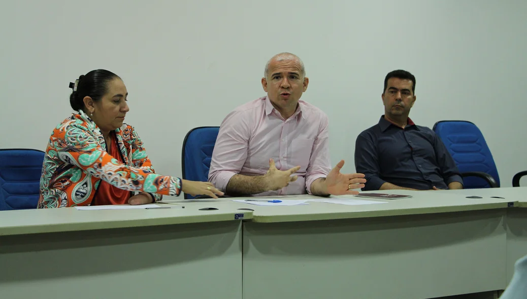 A vereadora Cida Santiago na mesa de honra 