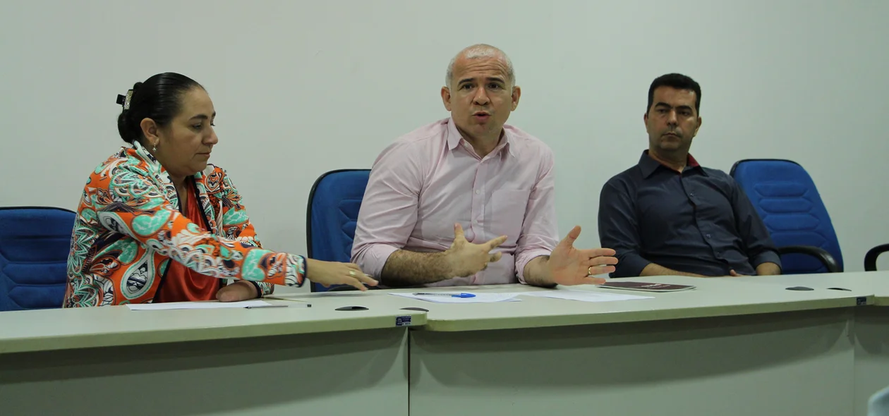 A vereadora Cida Santiago na mesa de honra 
