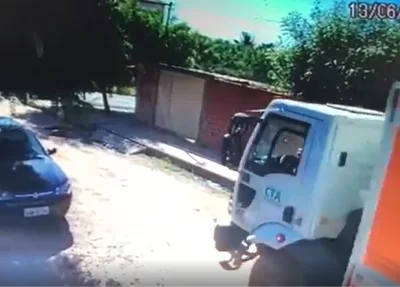 Caminhão de lixo da CTA no momento do atropelamento ao cachorro 