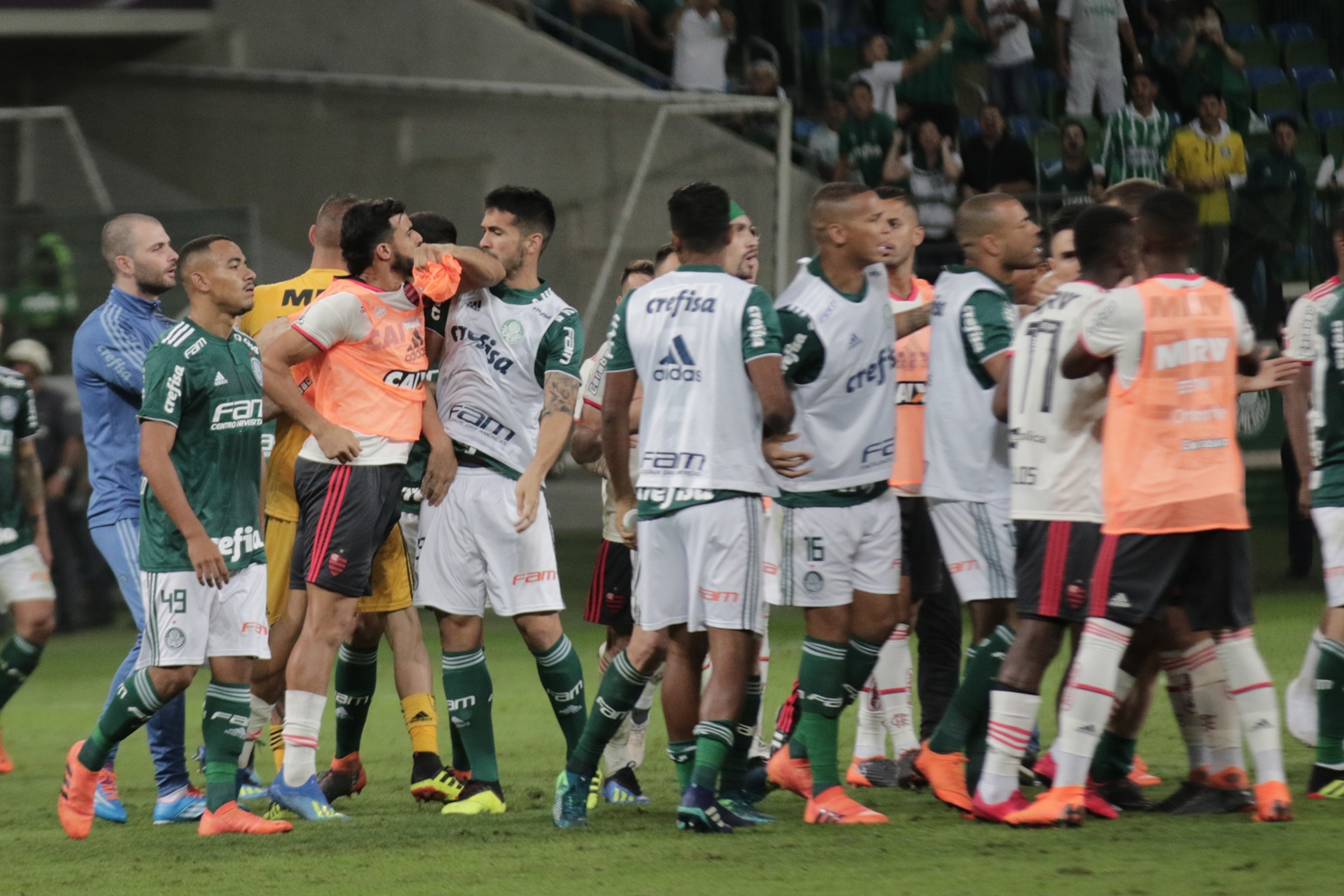 Com briga e seis expulsos no fim, Palmeiras e Flamengo empatam