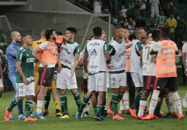 Dudu e Cuellar brigam durante o jogo entre Palmeiras x Flamengo