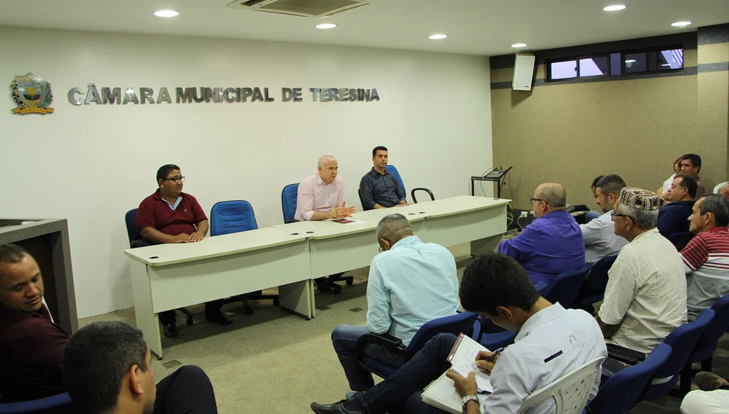 O ex-vereador Thiago Vasconcelos conduziu a reunião