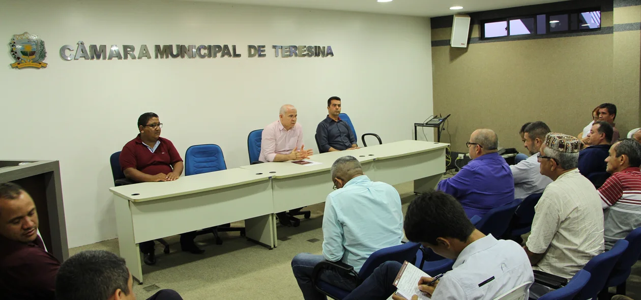 O ex-vereador Thiago Vasconcelos conduziu a reunião