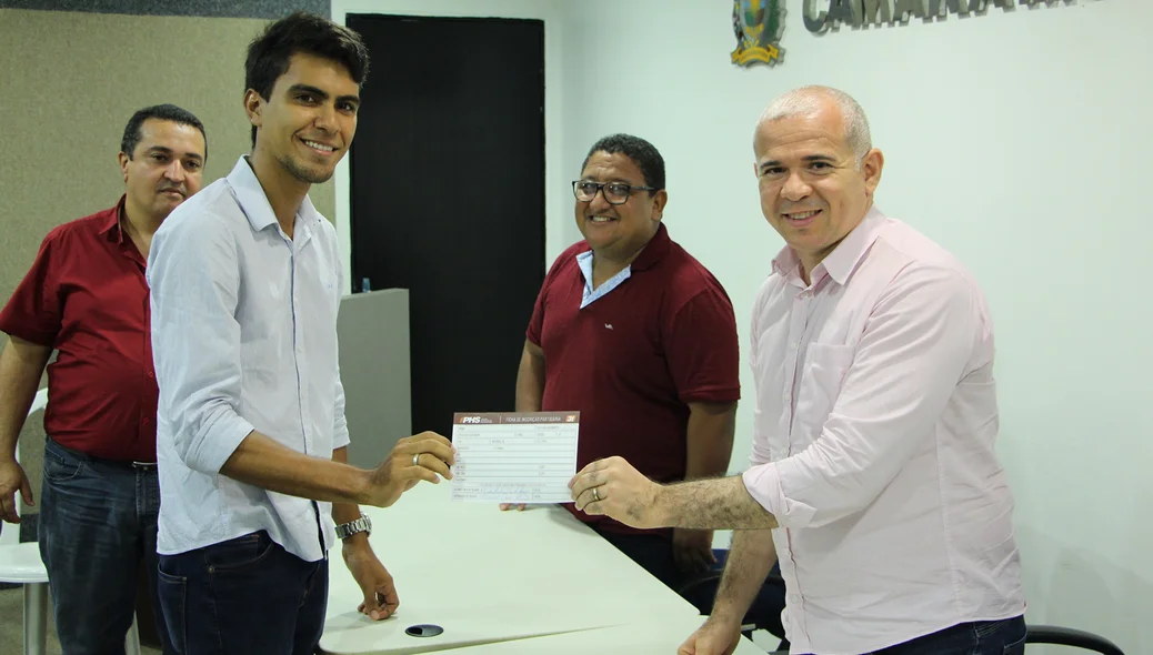 O jovem Thiago Rodrigues assina ficha de filiação ao PHS
