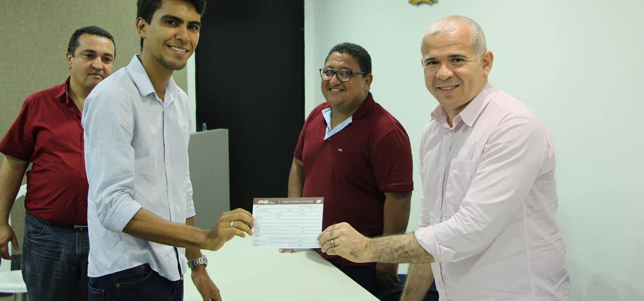 O jovem Thiago Rodrigues assina ficha de filiação ao PHS