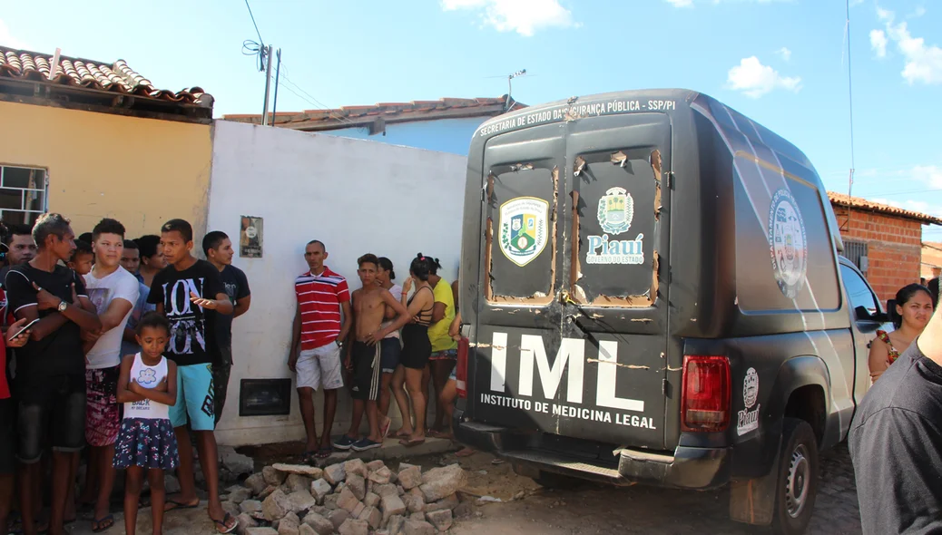 IML removeu os corpos da residência 