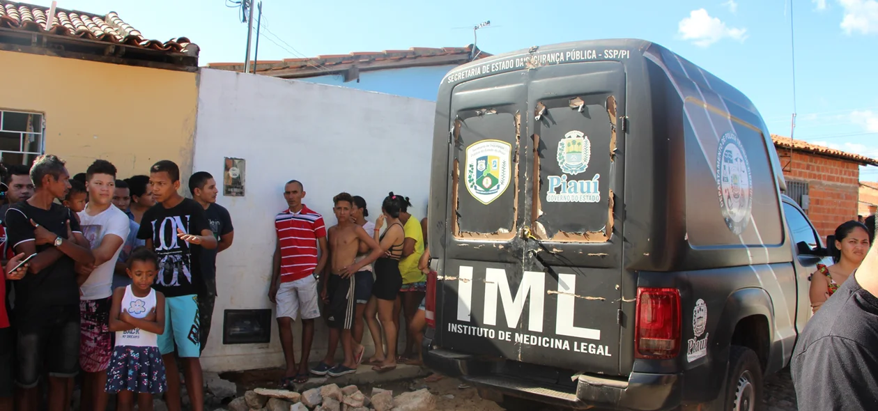 IML removeu os corpos da residência 