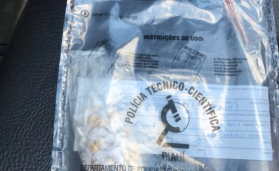 Pedras de crack encontradas no bolso de Joana D'arc