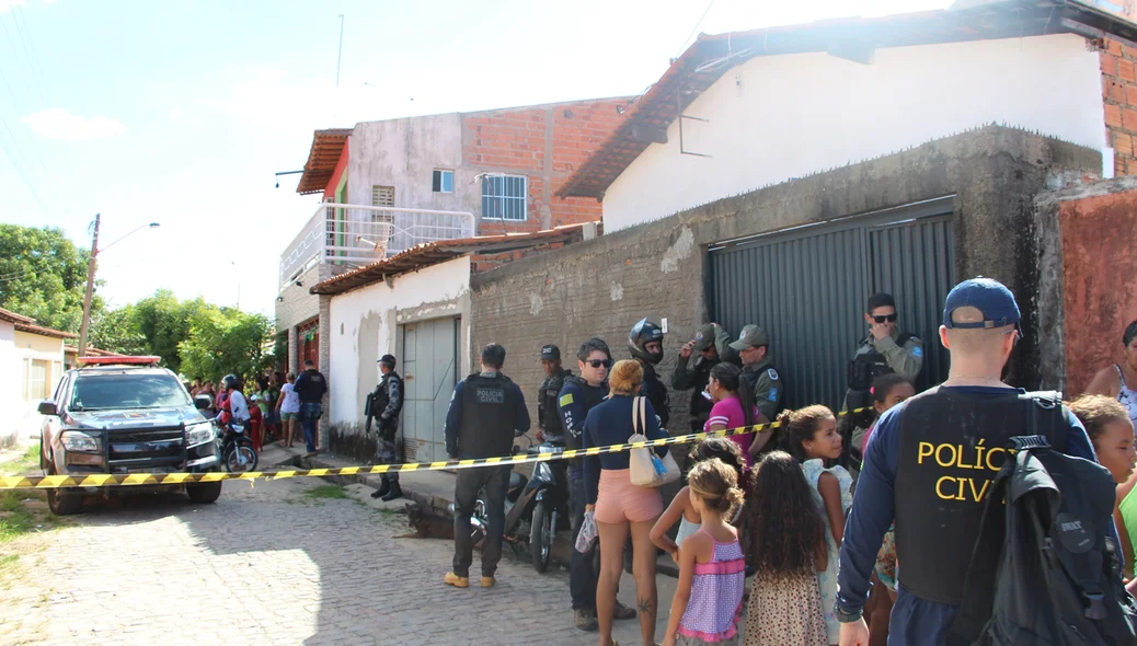 Polícia Civil esteve no local para investigar o crime 