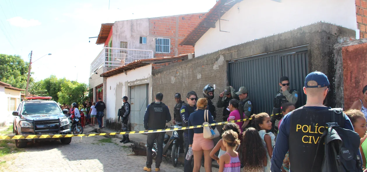 Polícia Civil esteve no local para investigar o crime 