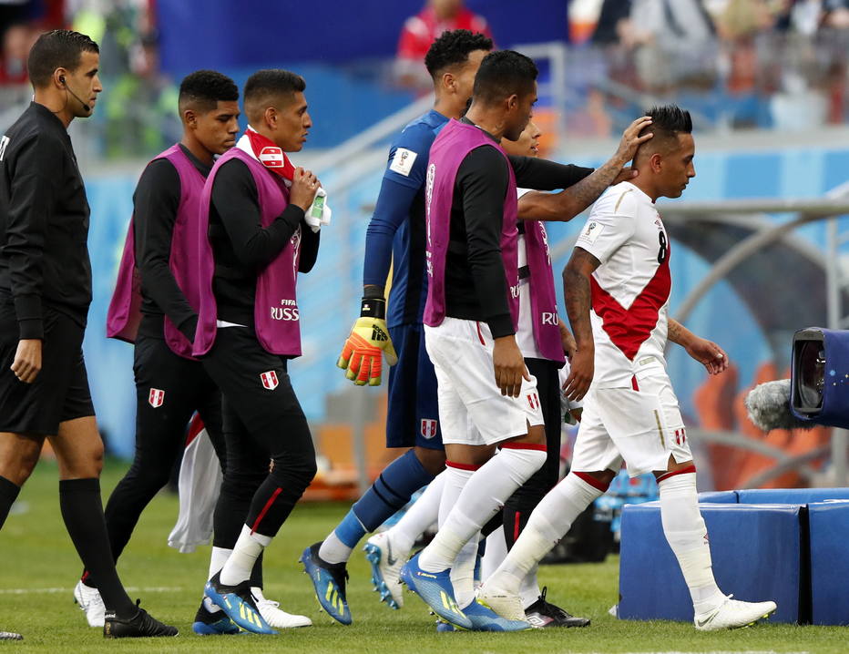 Peru perde para a Dinamarca na estreia da Copa