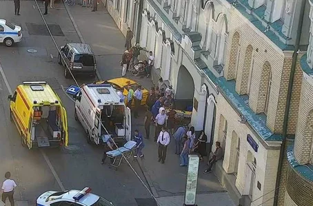 Táxi invadiu calçada 