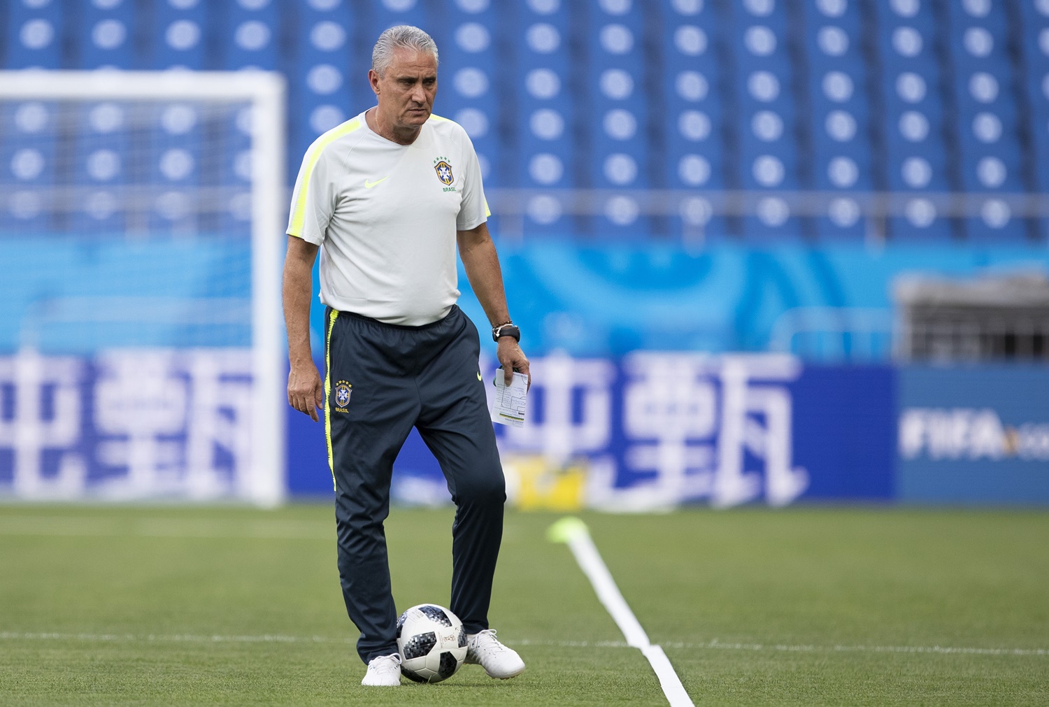 Técnico Tite durante treino da seleção brasileira
